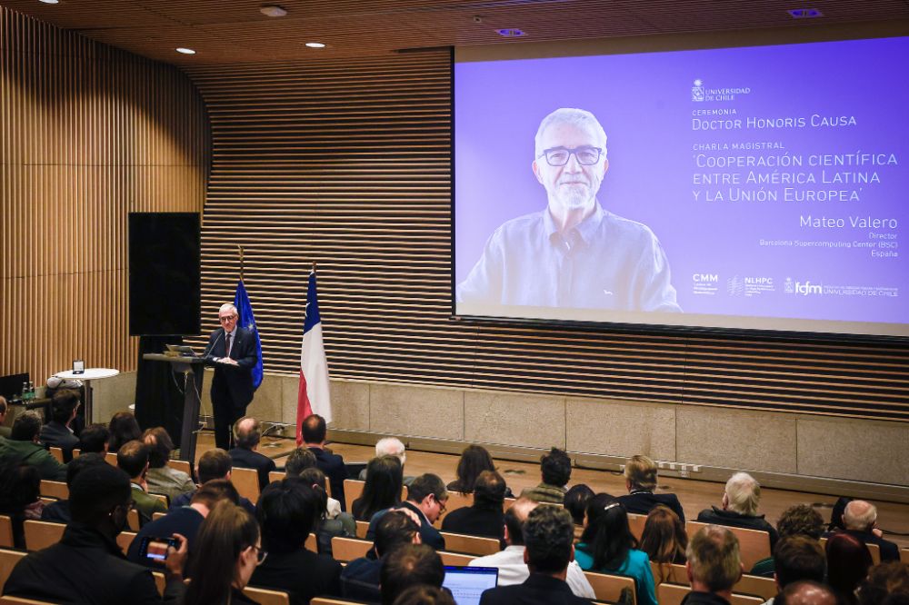 Con la distinción Doctor Honoris Causa, la Universidad de Chile reconoce al profesor Valero por su excepcional contribución en el campo de la arquitectura de computadores y su significativo impacto en la investigación y formación académica a nivel mundial.